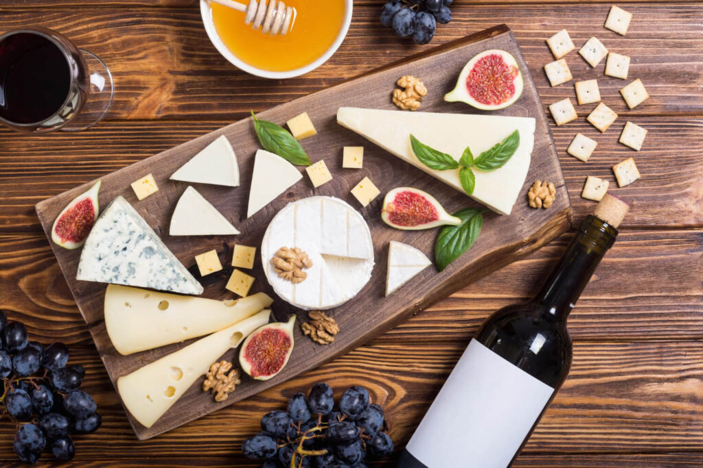 Sélection de produits (vin, fromage, livre) comme idée de cadeau typiquement français pour un Allemand.