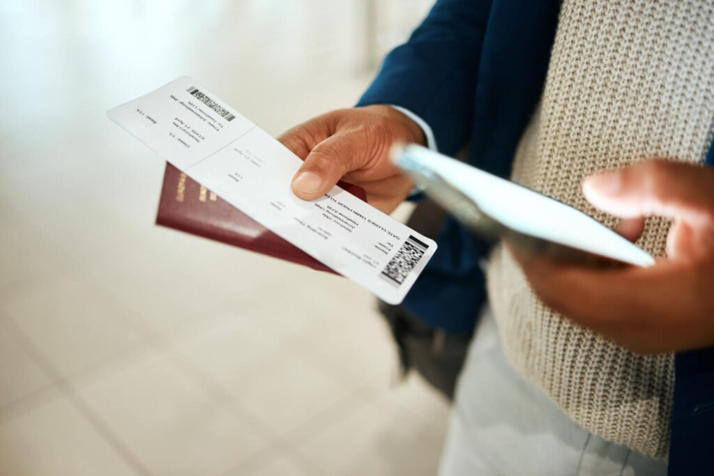 Personne consultant les règles d'inscription des prénoms sur un billet d'avion avec passeport