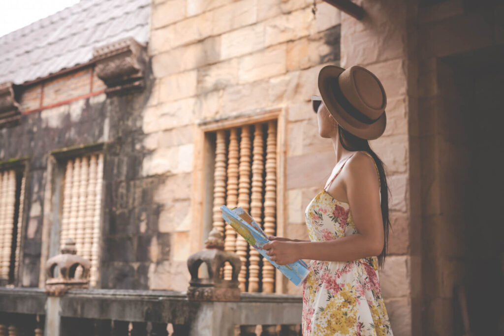 Touriste se promenant en sécurité dans une ruelle de Stone Town à Zanzibar, illustrant les précautions à prendre.