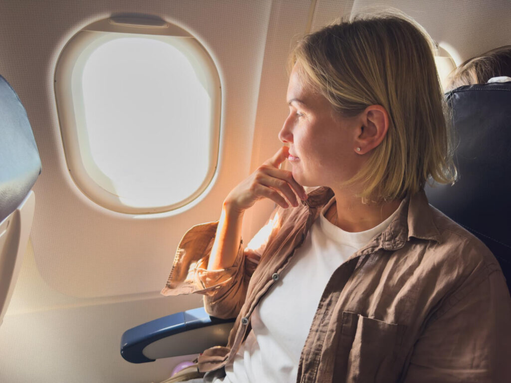 Billet d'avion "non émis" : que signifie-ce ? 3 femme qui prend l'avion