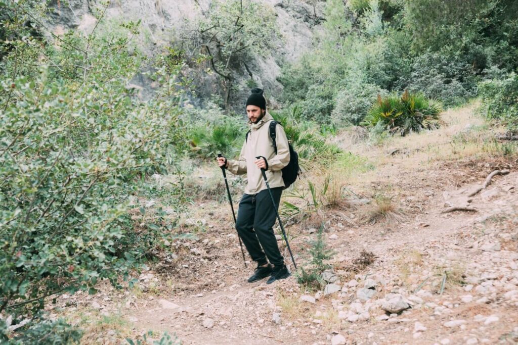 Randonneur autonome sur sentier de montagne dans l'Atlas marocain sans guide