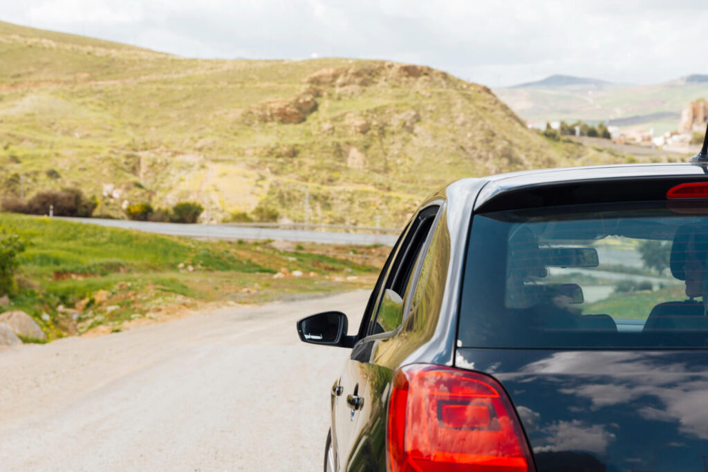 Voiture lors d'un road trip en Turquie, avec un paysage de Cappadoce en arrière-plan.