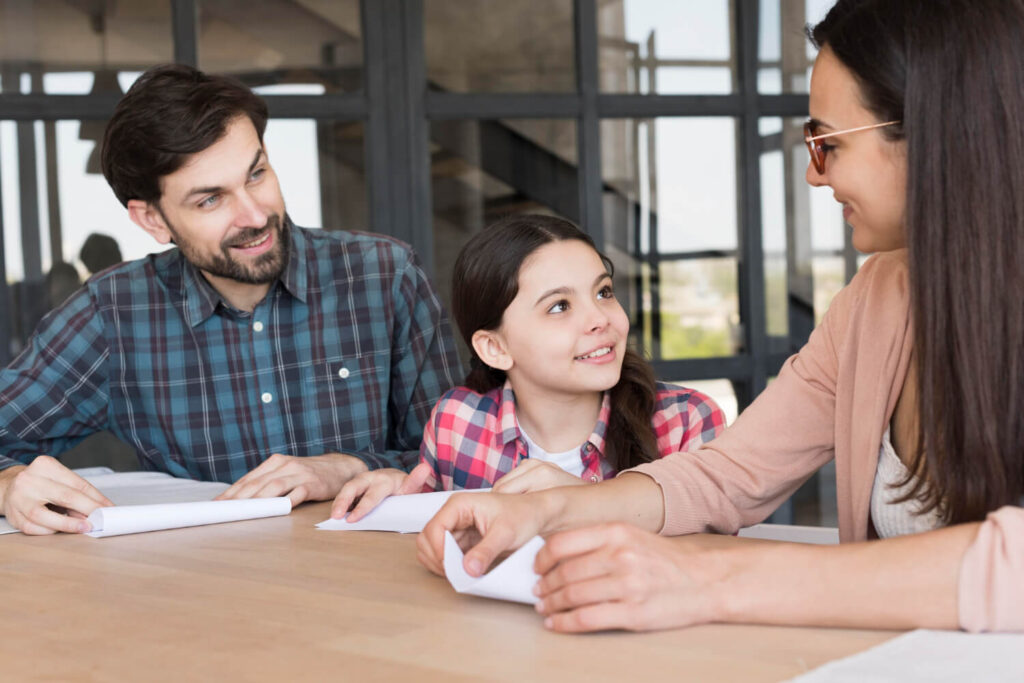 Parent rédigeant une lettre de demande d'absence scolaire pour un voyage familial.