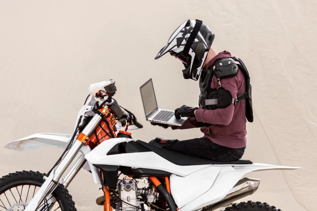 Homme sur une moto qui remplit le Formulaire en ligne eTravel ITPMOTO pour la déclaration de transmission d'un véhicule en Espagne.