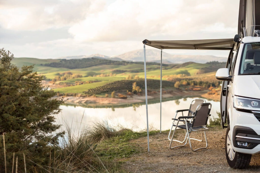 Camping-car Benimar profilé garé dans un paysage de montagne, illustrant l'avis sur la qualité et la valeur de la marque.