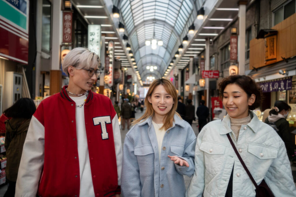 Foule de personnes dans une ville asiatique, illustrant la diversité et les nuances des différences physiques entre Chinois et Japonais.