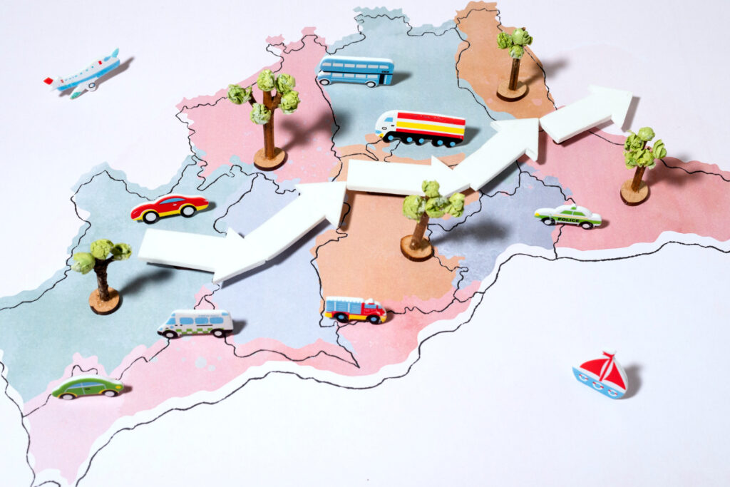 Vivre en Espagne et travailler en France : le guide du frontalier 6 Route traversant la frontière franco-espagnole, illustrant la situation de vivre en Espagne et travailler en France.