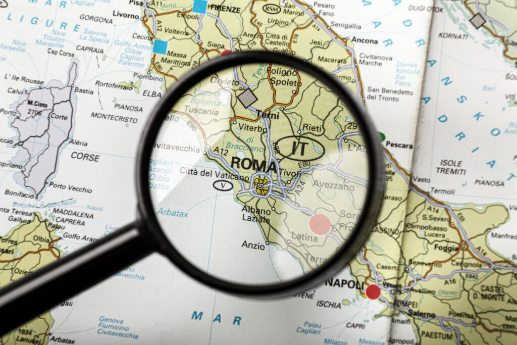 Carte de l'Italie, illustrant les risques du non-paiement pour un Français.