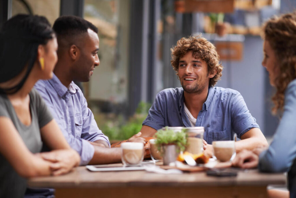 Groupe d'hommes croates discutant avec animation à la terrasse d'un café, illustrant la mentalité et la culture croate.