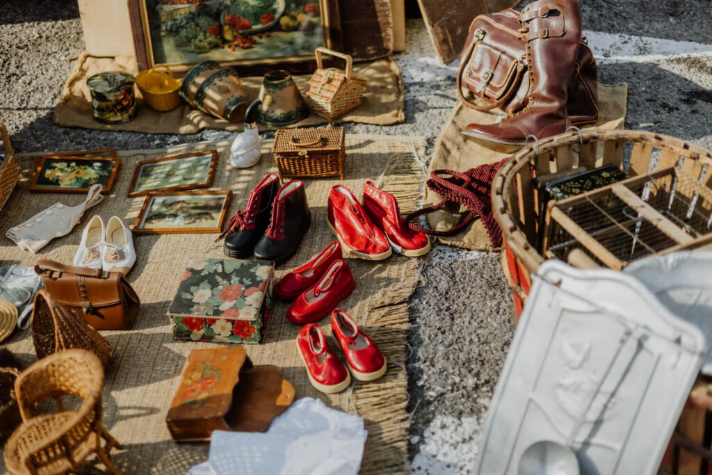 Ambiance d'un vide-grenier (rastro) en plein air en Espagne, avec des objets de seconde main.