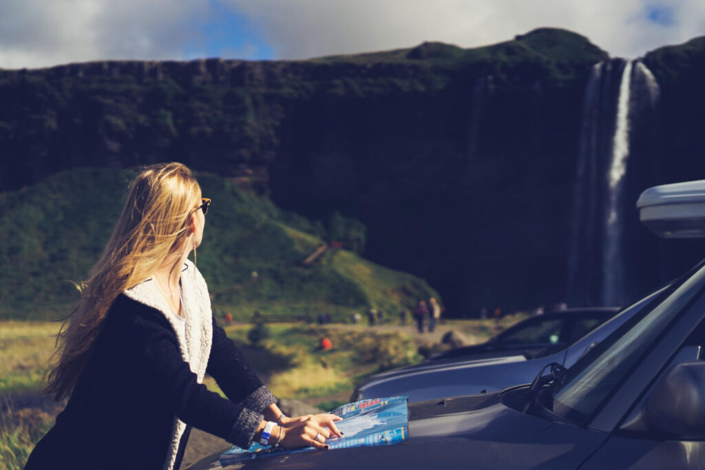 Voiture roulant sur une route panoramique en Norvège, illustrant comment s'y rendre en voiture.