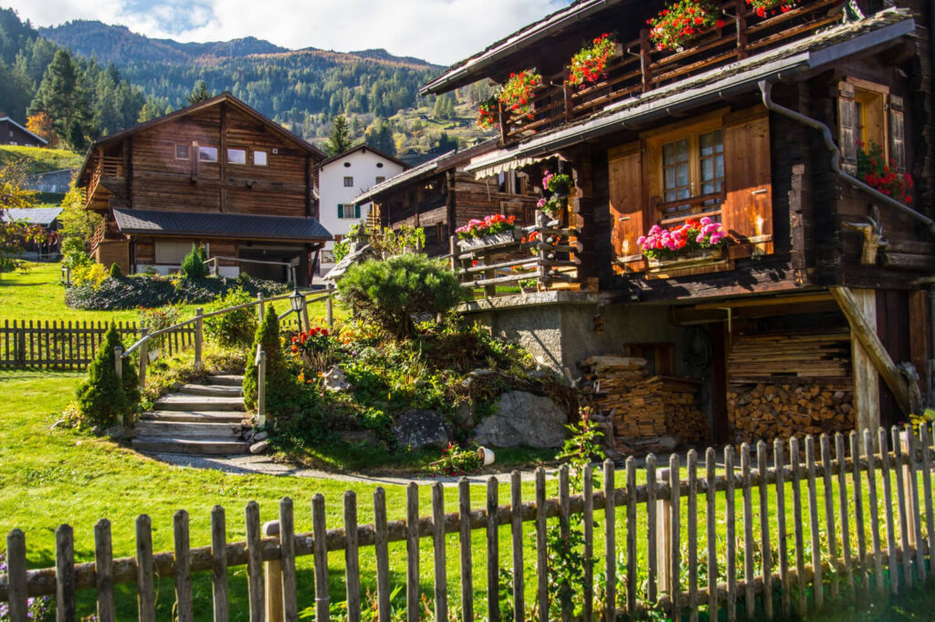 Village de montagne authentique dans le Massif Central, illustrant où l'on peut vivre en montagne pas cher.