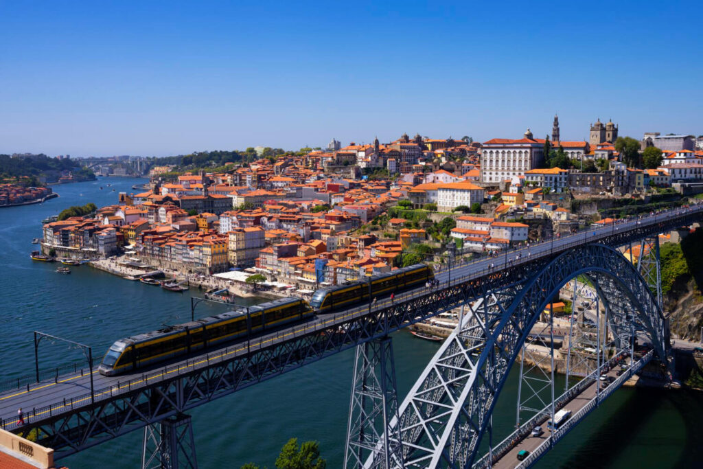 Top 10 des voyages à réaliser en 2025 : destinations d'exception et expériences inoubliables 5 Portugal : Top 10 des voyages à réaliser en 2025