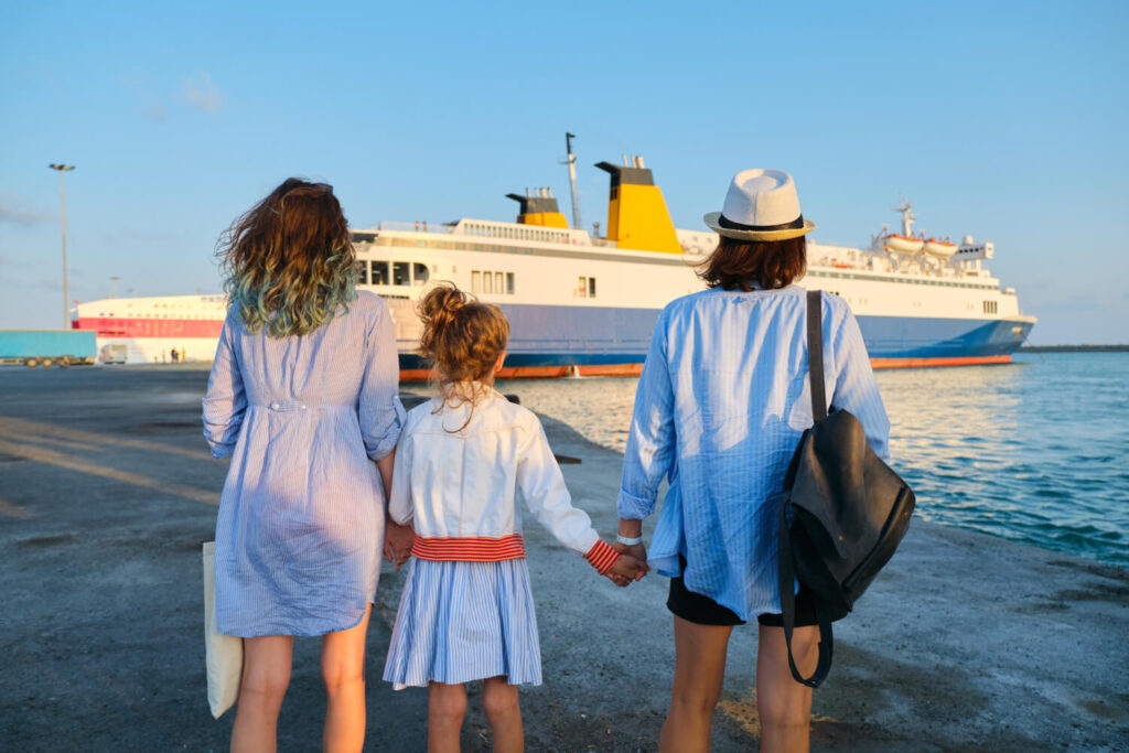Cargo transportant des passagers entre la France et le Sénégal sur l'océan Atlantique