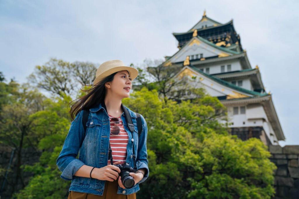 Femme voyageant seule au Japon en toute sécurité, illustrant les conseils du guide.