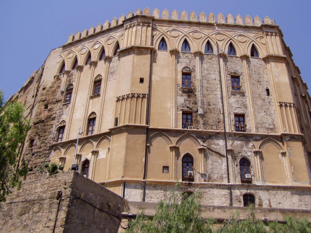 Façade d'un bâtiment ancien et patiné dans une rue de Palerme, Sicile, illustrant la complexité de l'histoire et de l'économie sicilienne.
