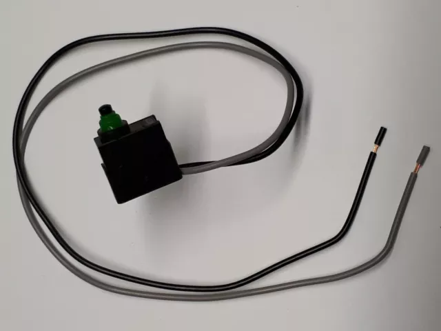 Gros plan sur un contacteur (microswitch) de robinet de camping-car, expliquant comment le changer.