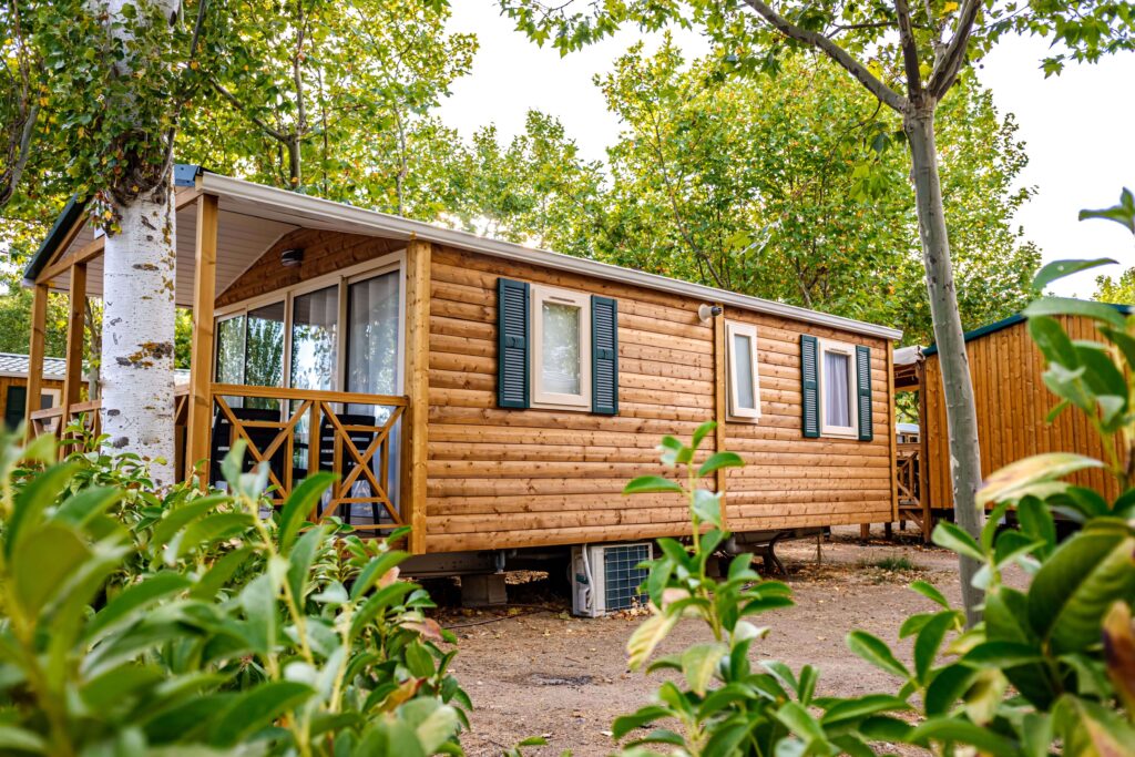 Mobil-home dans un camping en Espagne, illustrant les règles et les conseils pour en acheter un.