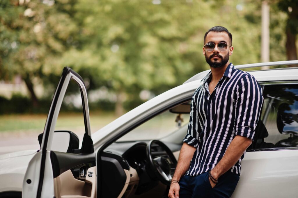 homme tunisien avec sa voiture exportée