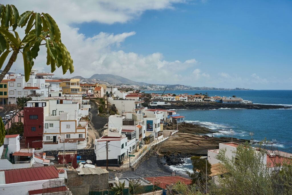 Maison typique des Canaries avec vue sur la mer, illustrant les avis et conseils pour y acheter un bien immobilier.