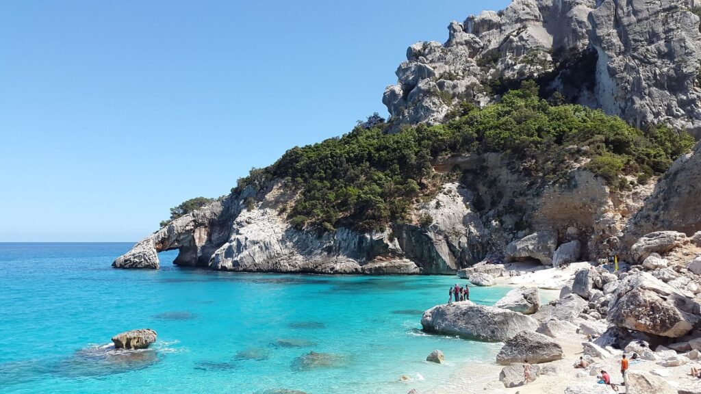 Plage paradisiaque de Cala Goloritzé en Sardaigne, pour aider à choisir où aller pour une première fois.