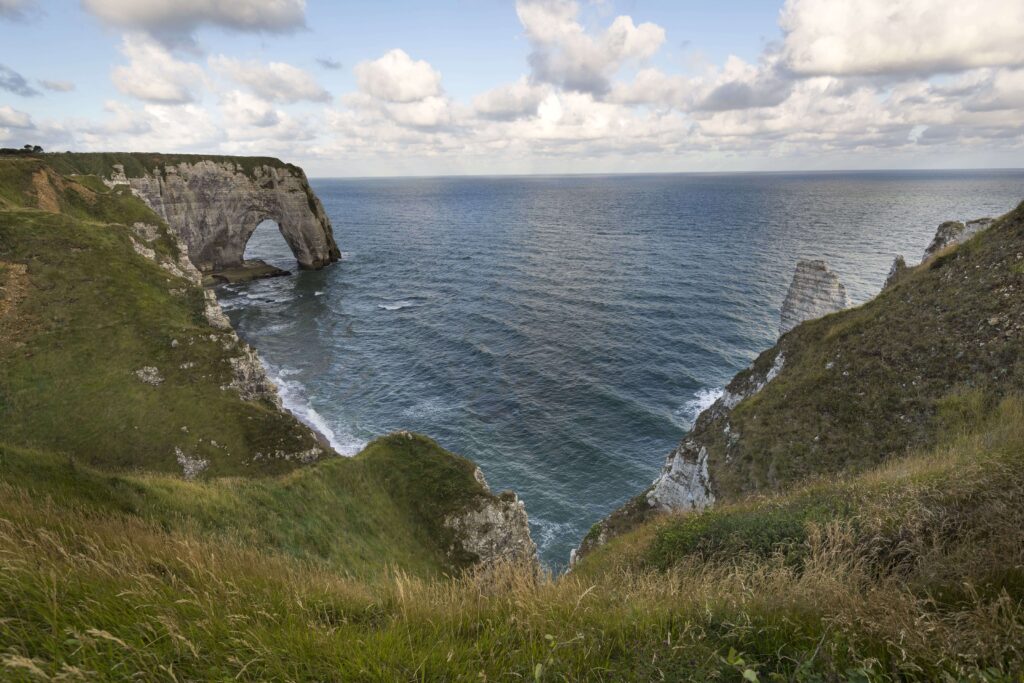 Vue des côtes anglaises et des falaises de Douvres depuis le Cap Blanc-Nez en France.