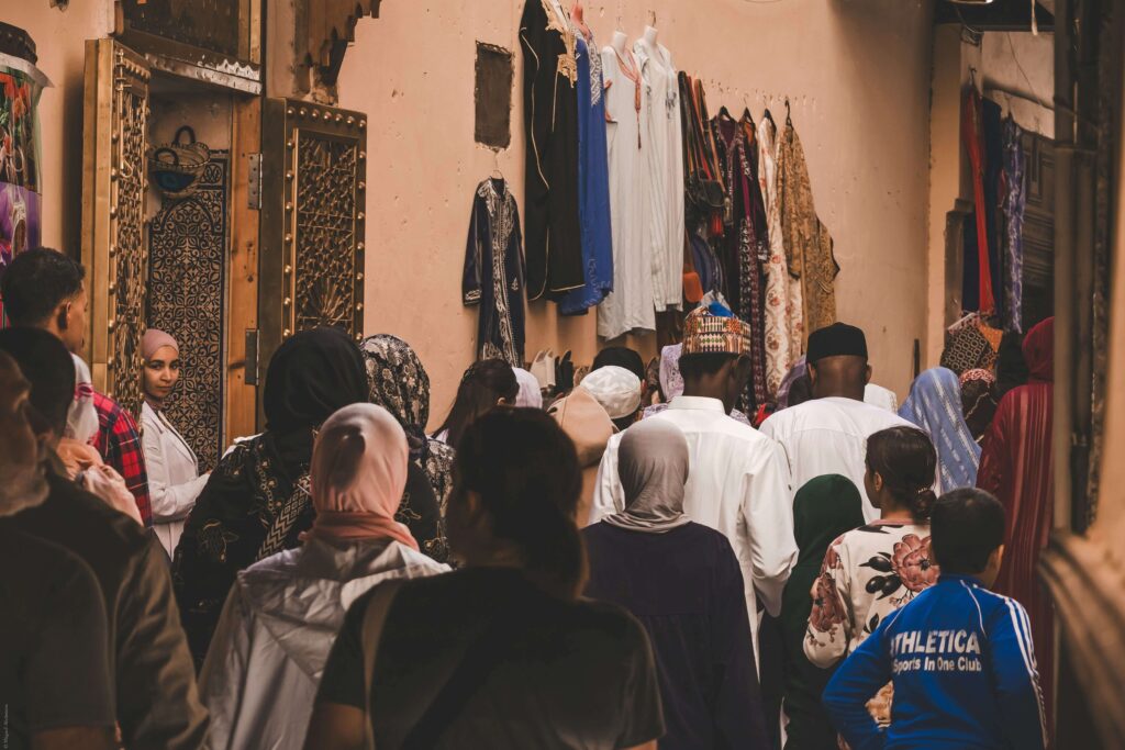 Ruelle animée de la médina de Fès, illustrant la question des quartiers dangereux et de la sécurité.