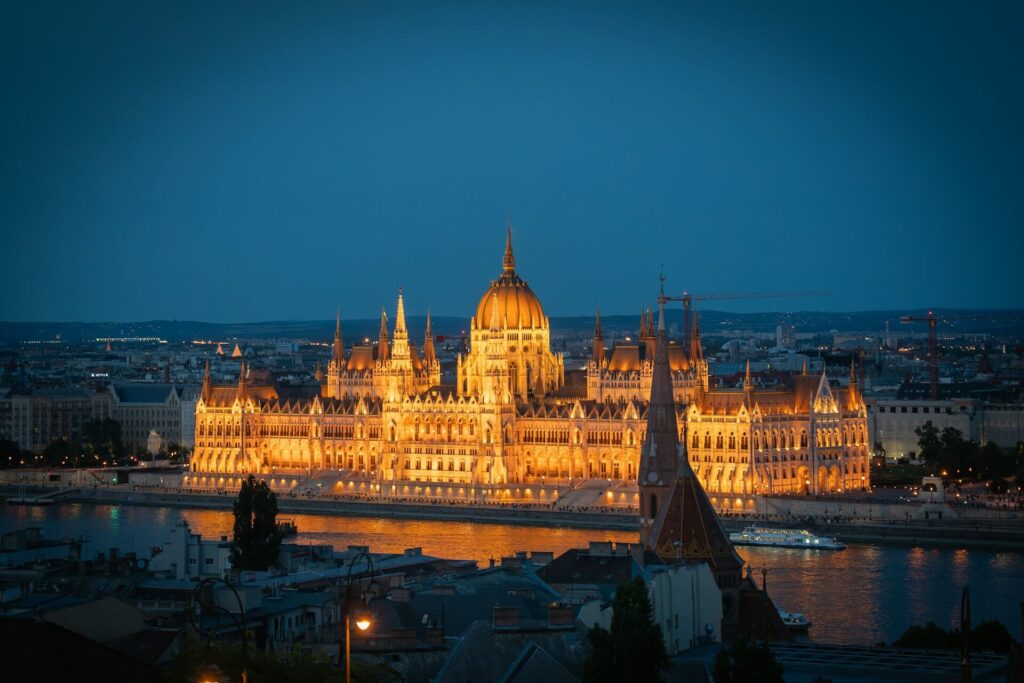 Vue du Parlement de Budapest illuminé la nuit, pour aider à décider combien de jours sont nécessaires pour visiter la ville.