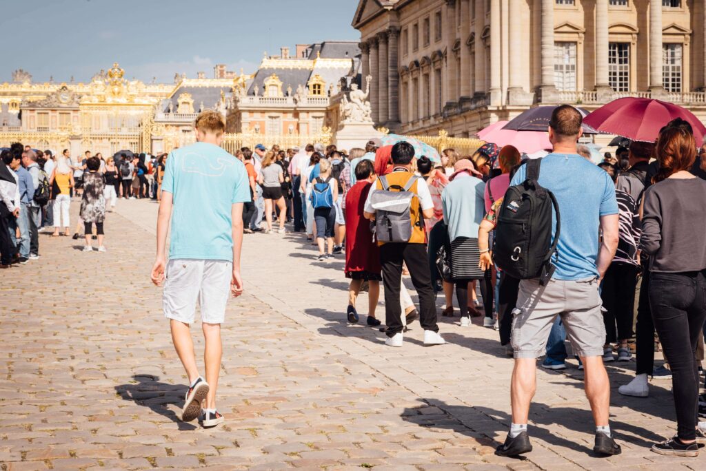 Longue file d'attente de touristes devant les musées du Vatican, illustrant ce qu'il faut réserver à l'avance à Rome.