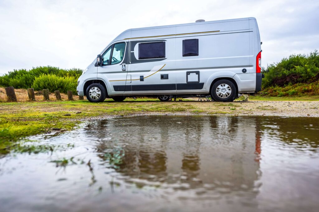 camping car à coté d'une flaque d'eau