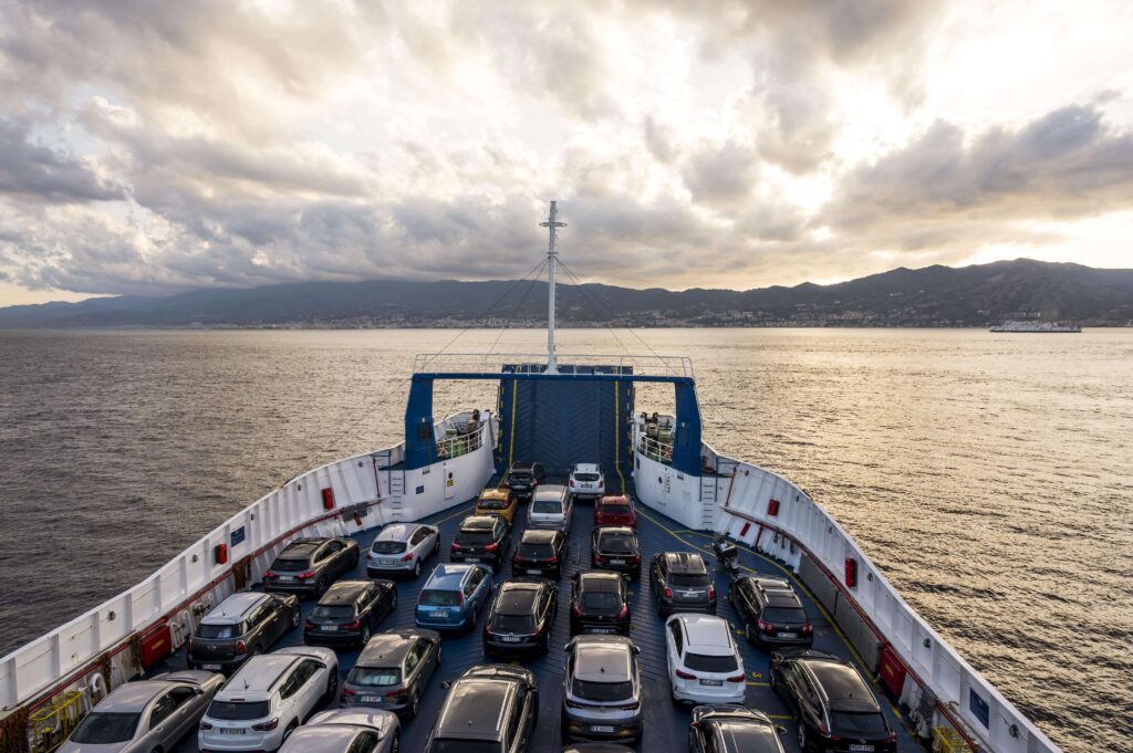 Cargo transportant des conteneurs vers Mayotte dans l'océan Indien