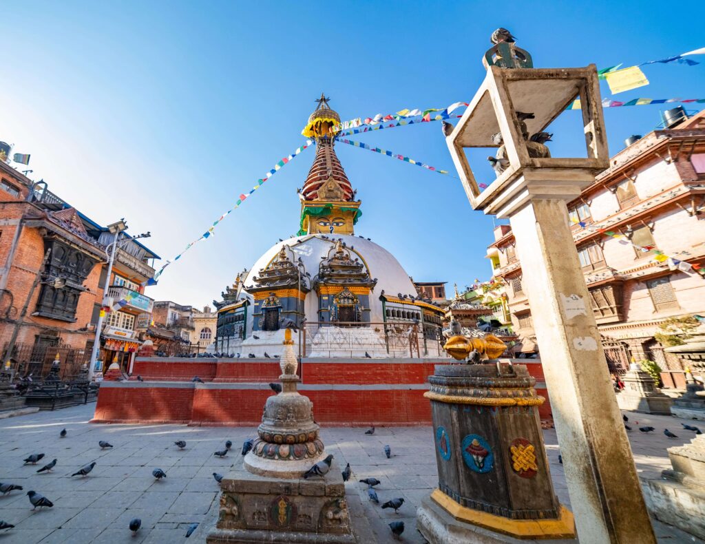 Temples colorés de Katmandou avec drapeaux de prière tibétains au Népal