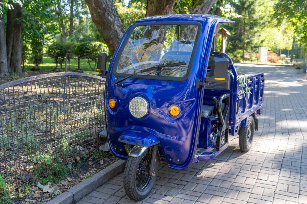 Tuk-Tuk Piaggio Ape homologué roulant dans une rue en France, illustrant la législation.