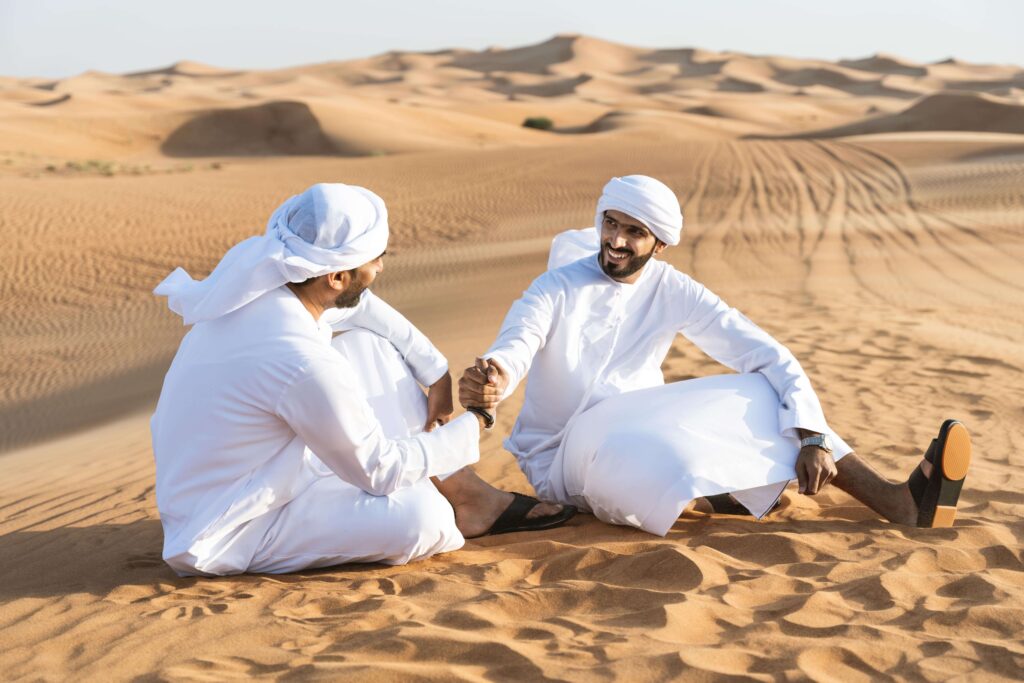 Deux hommes se saluant, illustrant la signification et l'usage de l'expression "labess khouya".