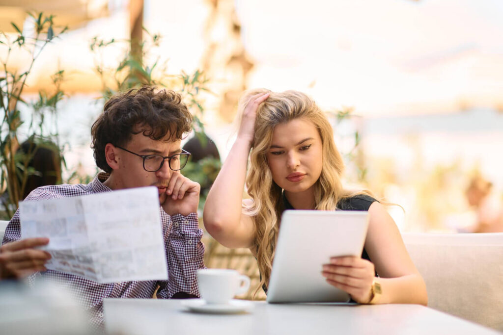 Assurance annulation voyage : que couvre-t-elle vraiment ? 1 Personne lisant attentivement les petites lignes d'un contrat d'assurance voyage avant de signer.