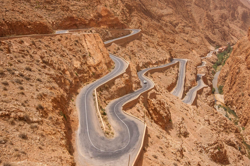 Lacets de la route du col du Tizi n'Tichka dans les montagnes de l'Atlas au Maroc.