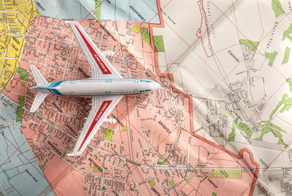 Comment effectuer un vol Paris - Papeete sans passer par les USA ? 10 Carte du monde montrant une route aérienne de Paris à Papeete via le Canada, évitant les États-Unis.