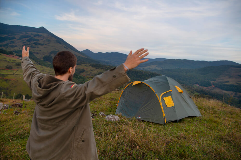 Le camping sauvage en Italie : est-ce autorisé ? 1 Tente de camping installée dans un paysage de montagne isolé en Italie, illustrant la tolérance pour le bivouac.