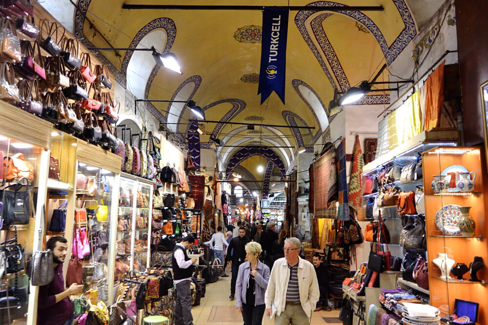 Acheter de la contrefaçon en Tunisie : quels sont les risques ? 5 Stand de marché en Tunisie présentant de nombreuses contrefaçons de sacs à main de luxe.