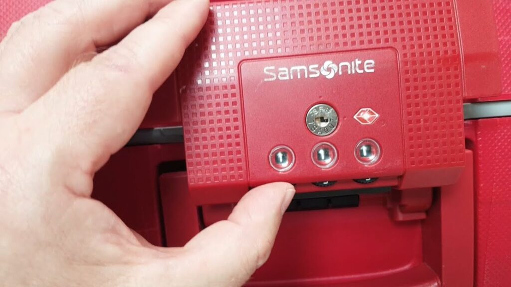 Code de valise Samsonite TSA007 perdu : comment l'ouvrir ? 3 Gros plan sur une serrure de valise Samsonite de type TSA007 avec les molettes de chiffres.