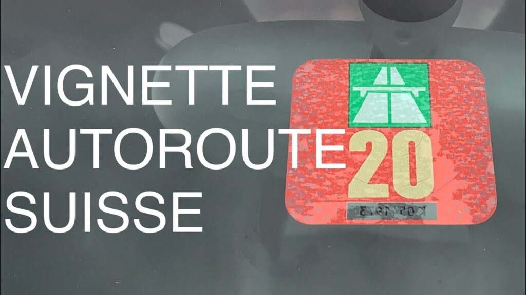 Rouler en Suisse sans vignette : quels sont les risques ? 1 Autocollant de la vignette autoroutière suisse collé sur le pare-brise d'une voiture.