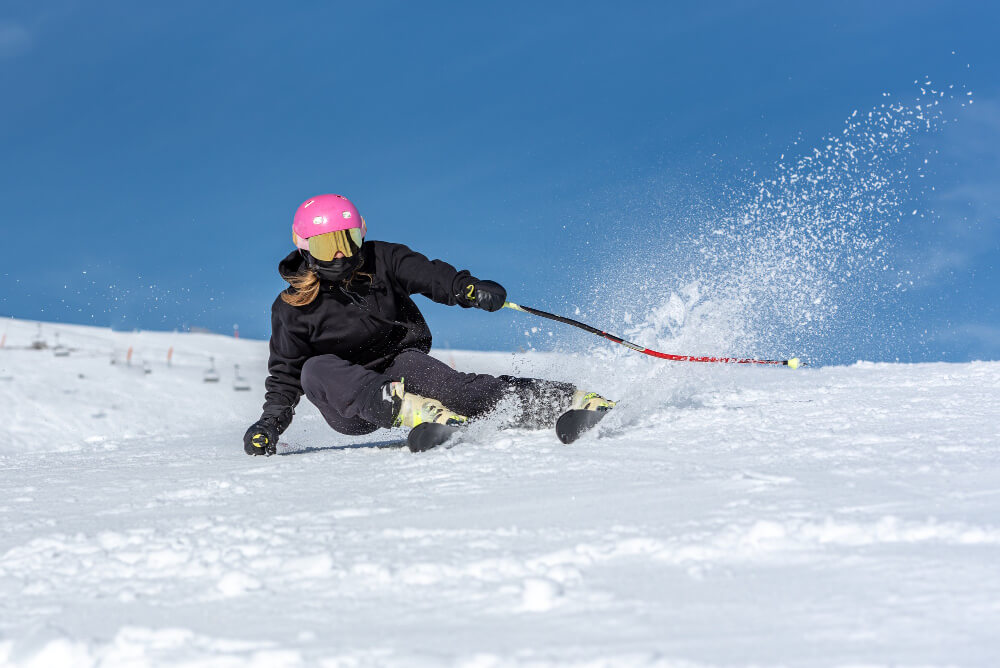 Skieur évoluant difficilement dans une neige trafolée (traces de passage) en hors-piste.