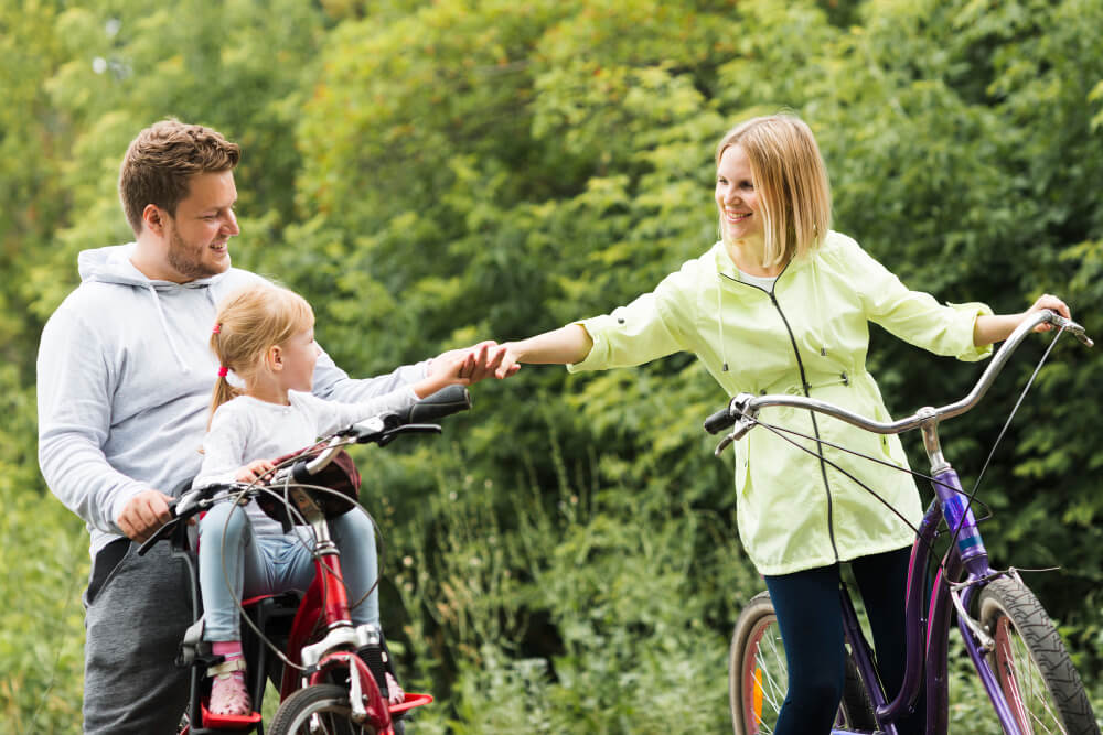 Famille à vélo profitant de la forêt lors du week-end de l'Ascension au printemps.