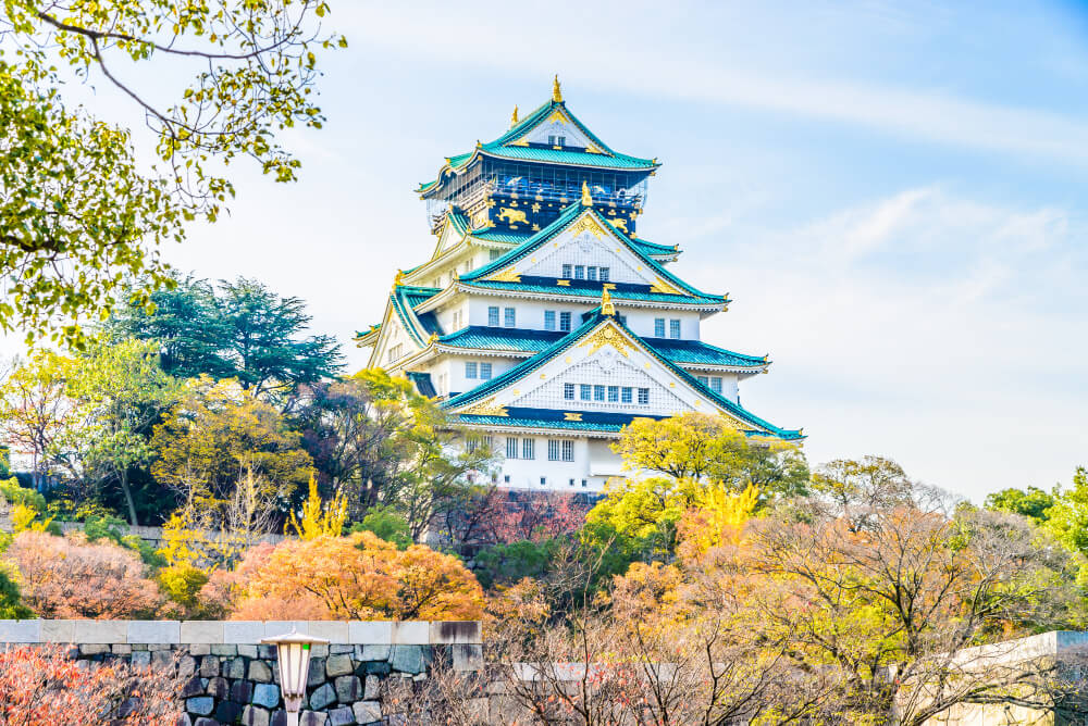 Le Château d'Osaka majestueux entouré de son parc et de ses douves au Japon