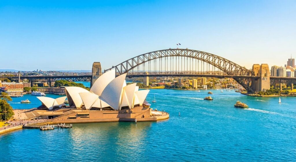 L'Opéra de Sydney et le pont de la baie baignés par le soleil éclatant de la côte est australienne
