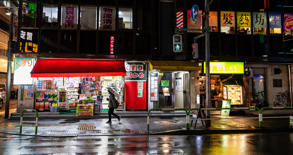 Enseignes lumineuses et vie nocturne animée le long du canal Dotonbori à Osaka