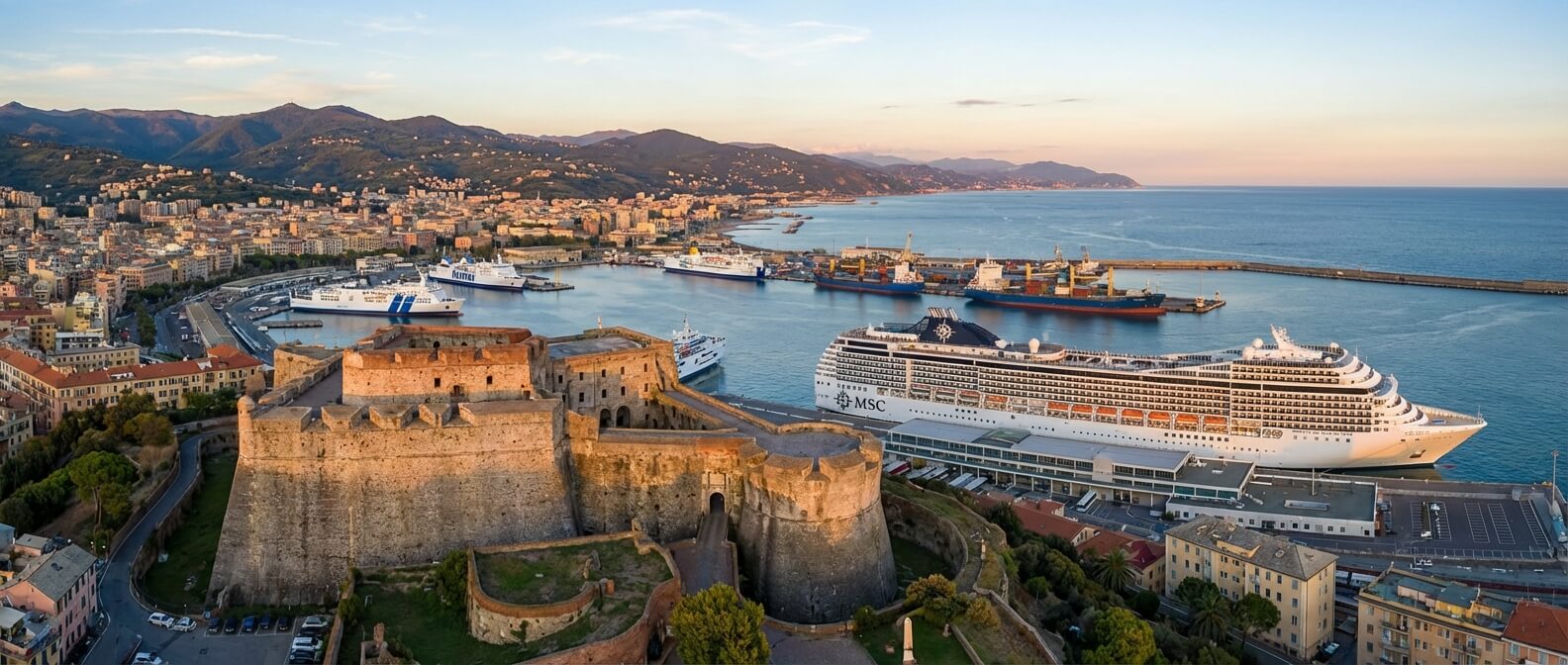 Vue panoramique de la Forteresse du Priamar surplombant le terminal de croisière de Savone