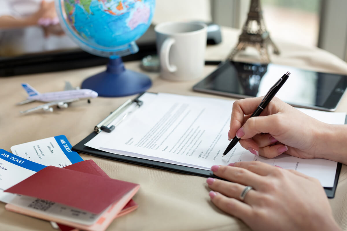 Un voyageur effectuant ses démarches administratives sur le portail France Travail avant son départ.