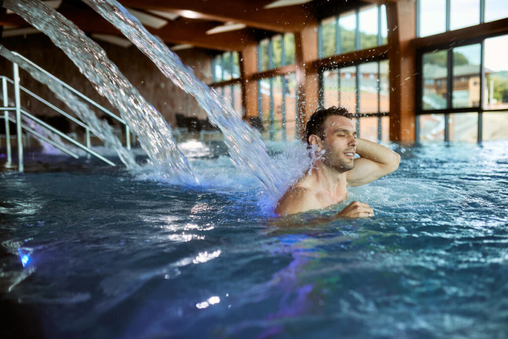 Des curistes profitant des bienfaits des eaux thermales minérales dans une station des Alpes.