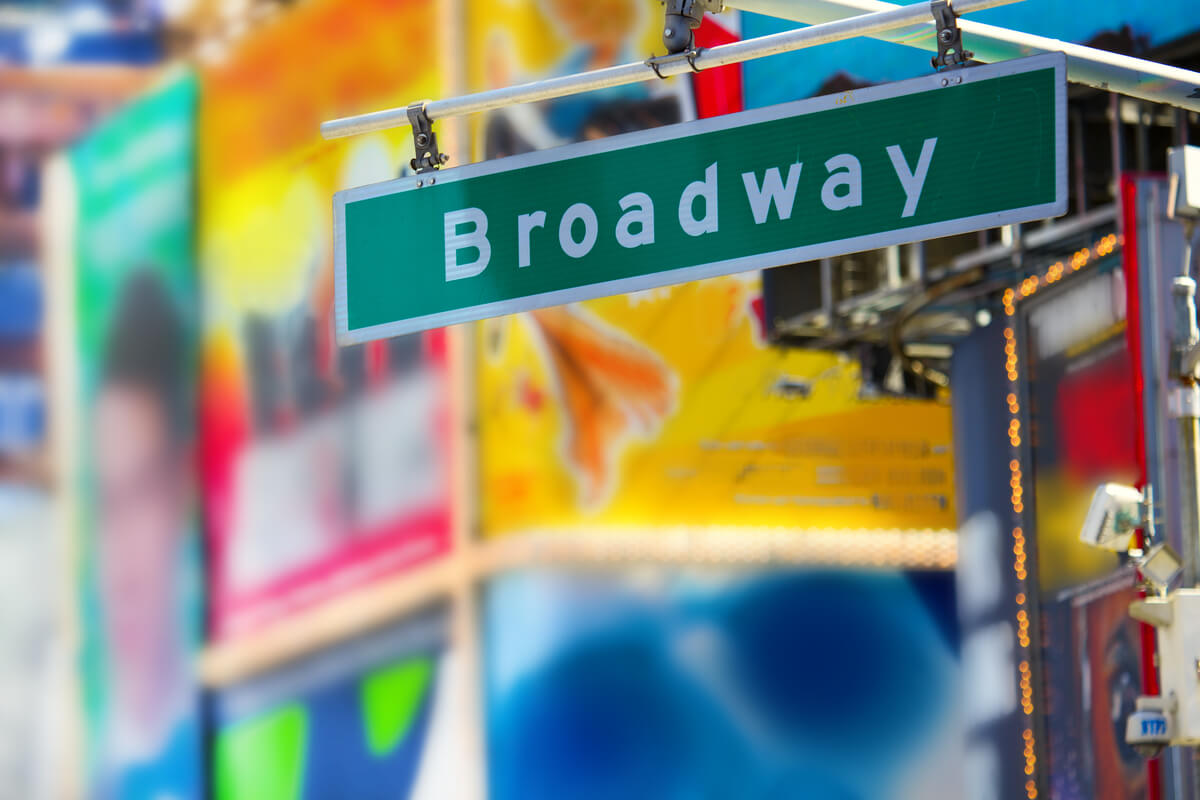 Les enseignes lumineuses des théâtres de Broadway à Times Square, New York, de nuit.